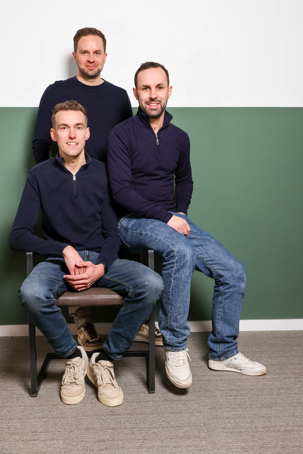 Het team van Impact samen in blauwe truien