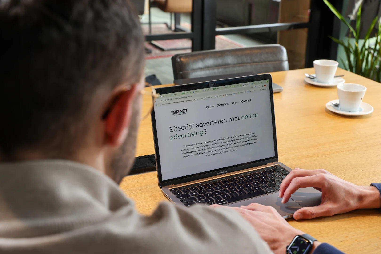 De senior specialisten van Impact werken aan strategie en campagnes